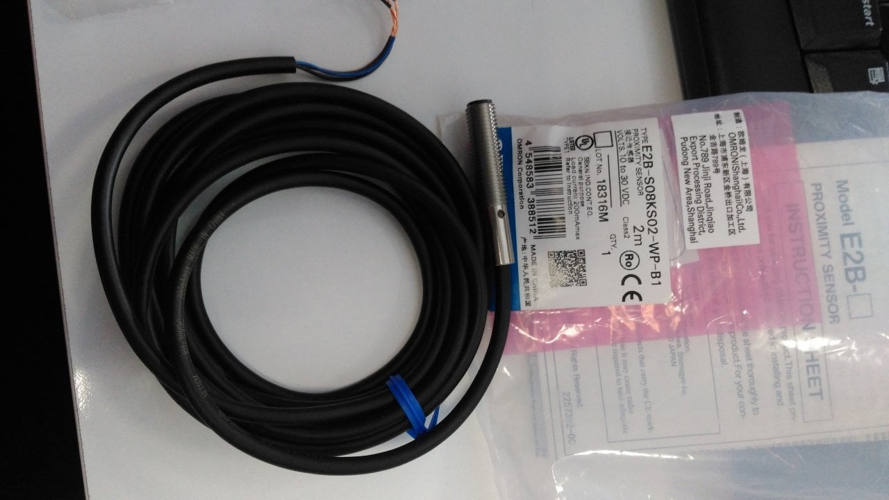 OMRON METRİK8 KABLOLU PNP ENDÜKTİF  SENSÖR